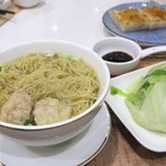 Wong Chi Kei - 鎮店雲吞麵、雲吞を表面に出しました。