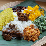 アハサ食堂 - パリップ、ナスのモージュ、シイタケのカレー、長ネギのテルダーラ、水菜のマッルン、ポルサンボル、サンバライスとジャスミンライスのハーフ＆ハーフ