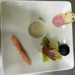 Jenoba - 1300円ランチ「前菜」生ハムのサラダ、スモークサーモン、ビーツのムース、マッシュルームのスープ