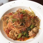 タントタベテ - 江戸菜とサルシッチャのトマトソースパスタ