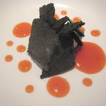 ル・ヴァンキャトル - デセール2（ブラックチェリーと炭メレンゲ、フレーズソース）