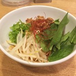 カーザ ルカ - ラー博は俺の社員食堂。  辛口半拉麺二番勝負 其の弐 ミニペペロソチーノ和え麺！  野菜プリタツでヘルシーに見えるが、この下に赤く染まる麺が！