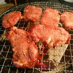 ホルモンさわ - 上タン塩焼き焼き中