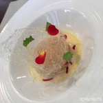 ビストロ ダイア - 白桃のコンポートと
      ヨーグルトアイス