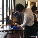 ビストロ ダイア - マンゴーのデザートを製作中