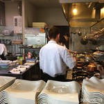 ビストロ ダイア - 手際よく踊るように料理を作っています。