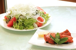 AZURE MOON - タンドリーチキン＆トマトグリーンサラダ