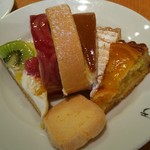 たねや 守山玻璃絵館 - 2皿目からタルト乗せていただきました。左からフルーツタルト、ピスタチオ？（可愛いのに苦み？あり苦手でした）、チーズロール、レモンタルト、オレンジタルト、手前はクッキー