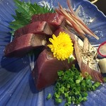 居酒屋空海 - カツオ刺身、ニンニクで食べてやったぜぃ（笑）