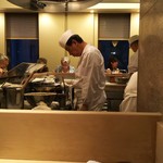 てんぷら 近藤 - 懐かしいカウンター。本日は一番端の席で近藤さんの腕前を拝見(*￣∇￣)ノ