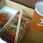 川口オート - メンチカツ・焼きそば・生ビール。