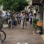 洋食の朝日 - 外観６　店を出た直後・・・５０人超えてますわ！！！！