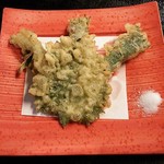 甲殻類倶楽部 - 生ウニの天ぷら♪ しそで巻かれてます！