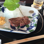 表参道うかい亭 - 三品目。メインのお肉。締めはガーリックライスを選択したけど写真を撮り忘れました。