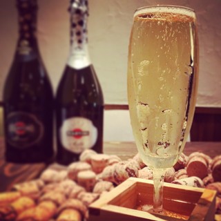 We are proud of our "overflowing sparkling wine" and sake, which are poured until they overflow!