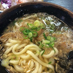 加寿屋 - これが「かすうどん」。トッピングは肉かす(焼いて脂が抜けたホルモン)。おにぎりは無料。