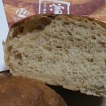 小麦と酵母 濱田家 - 黒玄 １１０円　断面