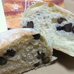 小麦と酵母 濱田家 - 豆ぱん 断面