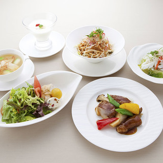 Gotoポイントでお得に 海鮮料理と肉料理どちらかメインが選べる ランチコース 紅花 東天紅 Kitte名古屋店 名古屋 中華料理 食べログ