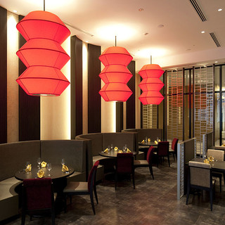 The interior of the store has a modern chinois theme.