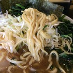 家系ラーメン ジェット家 - ネギラーメン+ほうれん草:アップ