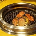 焼肉きんぐ - タンネギ塩を焼き中（ネギは別添）