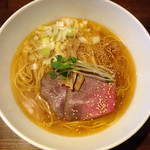 麺や ハレル家 - 【5周年記念限定】
      牛骨らぁめん
      500円