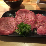 炭火焼肉ホルモン 徳臓 - 2016.6. 塩タンハーフは厚切り