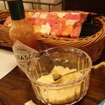 Crescent Cafe - タバスコ＆粉チーズ
