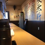 横浜家系らーめん三元 - カウンター席のみの店内です。