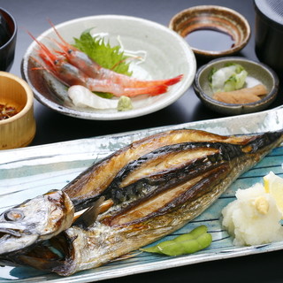 Hamayaki mackerel gozen…2,310 yen (tax included)