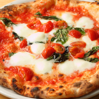 本格薪釜で焼き上げる自慢のピッツァをご賞味あれ！