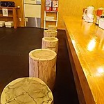 竹本商店 煮干センター アジト - カウンター席 並び