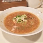 すみれ - ラー博は俺の社員食堂。  半拉麺二番勝負 其の弐 ミニ味噌ラーメソ！  やっぱりこのアシアシの味噌ラーメソだと夏は汗をかいてしまうな。はは。