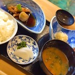 いかの焼売、いかと芋の煮つけにご飯、味噌汁、漬物