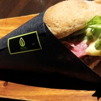 SIO syuji hijikuro - 焼立て自家製パンのサンドイッチ