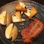 自家製 スモーク盛り合わせ（玉子・ベーコン・チーズ）760円。