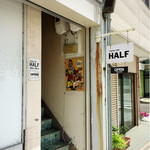 COFFEE　IN　HALF - お店入口