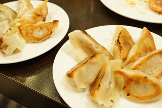 大陸 - 焼餃子（7個490円）と特製焼餃子（7個550円）