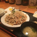 海鮮居酒屋 名物酒家 - 豚カルビともやしの炒め（880円）