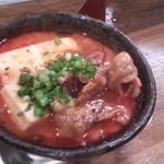 虎食堂 - 牛すじと豆腐の辛煮