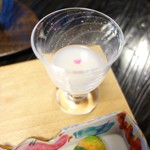 うつわ料理 さ乃 - 甘酒には綺麗な花びらが