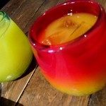 もいわ太陽食堂 - 手前がマンゴージュース。奥がオレンジジュース。