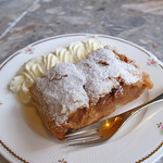 アップフェルシュトゥルーデル（生クリーム添え）