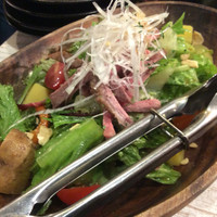 大衆肉酒場 こだわり米 匠 - 日替わりサラダ