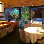 ミクニ - 店内一階はテーブルとカウンターがあります
      
      2016.06撮影