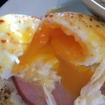 The veranda at The Beachhouse - エッグベネディクト