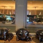 The veranda at The Beachhouse - キッチンの見えるビュッフェ台