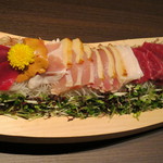 銀座 あまくさ 青山外苑 - 天草大王 鶏刺三種（左）/肉刺 古閑牧場 極上馬刺三種（右）