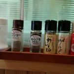 とりあん - 内観・カウンター上の調味料